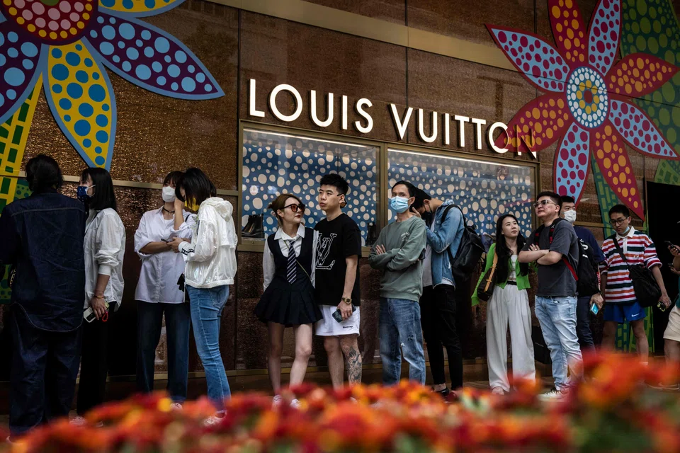 A large majority of analysts tracked by Bloomberg still recommend buying LVMH and Richemont, while the rest are neutral. 