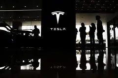 The civil lawsuit alleges the Autopilot system caused owner Micah Lee’s Model 3 to suddenly veer off a highway east of Los Angeles at 105 kmh, strike a palm tree and burst into flames, all in the span of seconds.