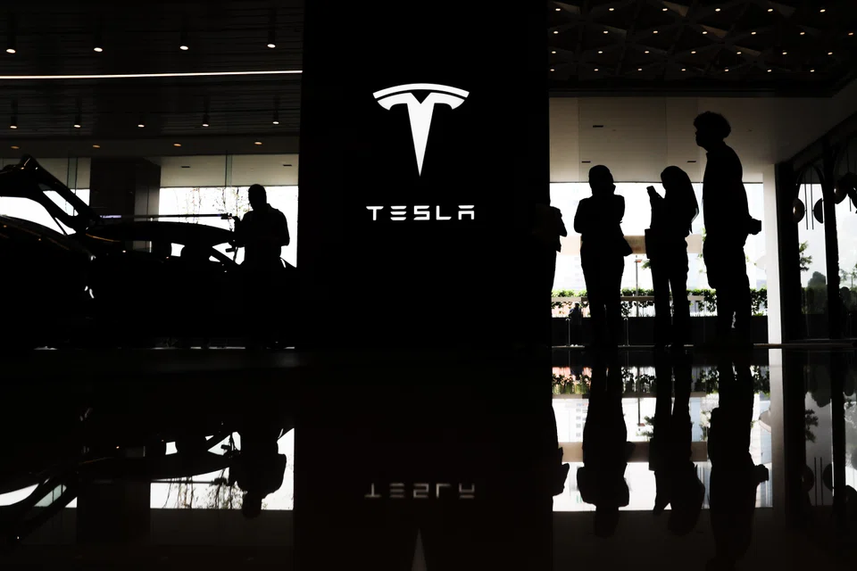 The civil lawsuit alleges the Autopilot system caused owner Micah Lee’s Model 3 to suddenly veer off a highway east of Los Angeles at 105 kmh, strike a palm tree and burst into flames, all in the span of seconds.