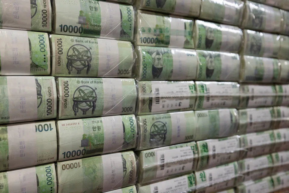 Temporary won overdrafts for global investors will be  permitted to settle stock and bond trades, reducing the burden of potential settlement failure resulting from delayed foreign exchange procedures.