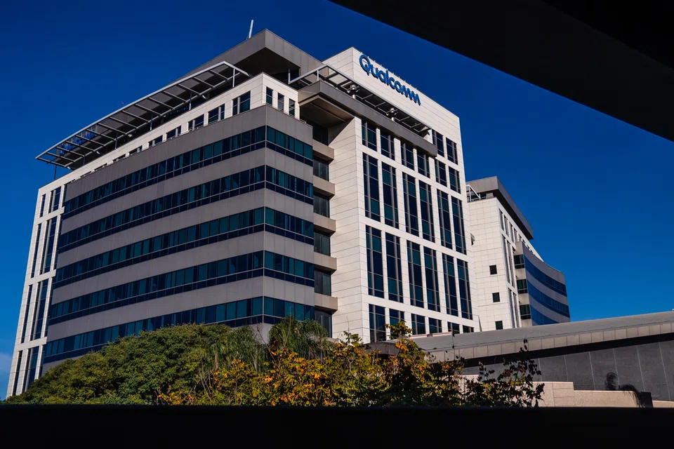 For the current period, Qualcomm is projecting sales of US$7.7 billion to US$8.3 billion for its chip business.