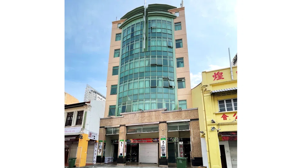 The building at 28 Roberts Lane sits on a land plot spanning 2,003 sq ft. 