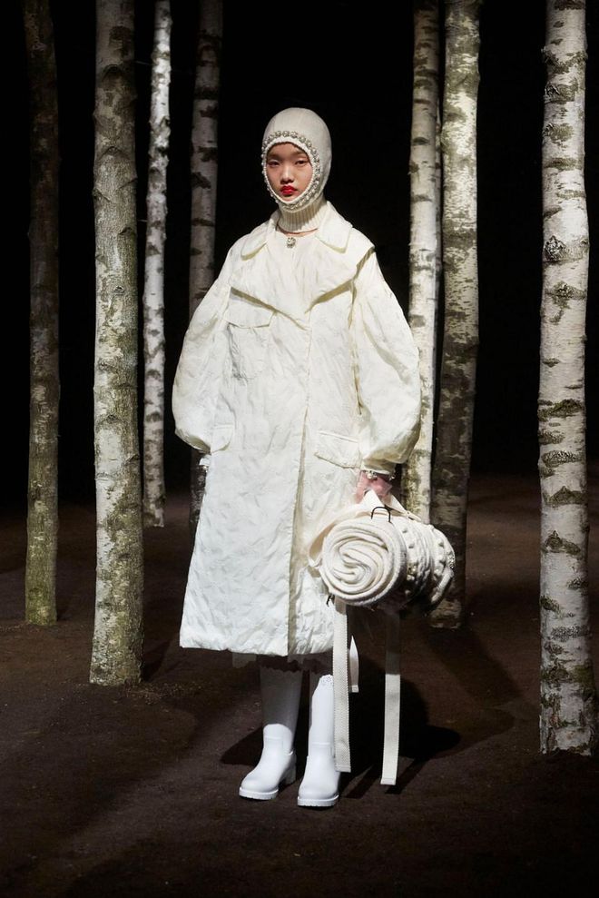 One year on, the Moncler Genius universe has expanded with new additions like
Matthew Williams of 1017 Alyx 9SM and Richard Quinn. The former brought
his haute streetwear edge, while the latter reinterpreted his couture shapes in the
brand’s signature down. Amongst the returning collaborators, standouts include Simone Rocha, whose romantic silhouettes were both pretty and protective; Craig Green, whose inventive, sculptural creations can be flat-packed into tiny squares; and Pierpaolo Piccioli, who brought in Liya Kebede in order to enlist her Lemlem craftespeople for their brilliant patterns 