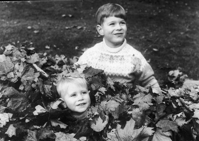 Prince Andrew and Prince Edward play in the fall leaves on the grounds of Buckingham Palace.
Photo: Getty 
