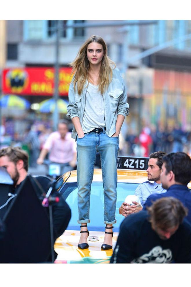Strappy heels make this ultra-laid back denim outfit fancy AF, while the white tee is a welcome break from monochrome. Photo: Getty