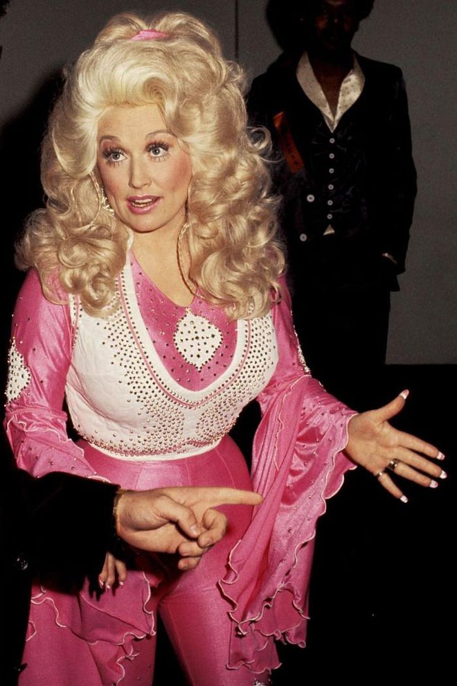 Big blonde hair, a hot pink jumpsuit, and bedazzled detailing: Dolly Parton gave the Grammys a dose of her signature look in '77, making the award show instantly more fun.