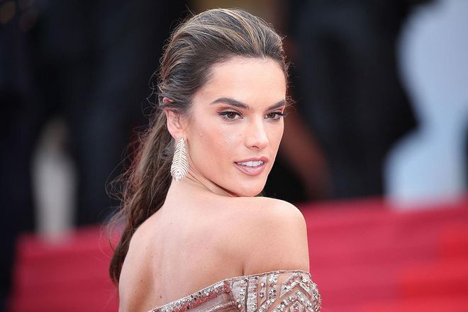 Alessandra Ambrosio wore a thin line of black eyeliner with a warm red shadow swept through her crease. Bronzer and a nude lipstick complete the nude and sexy look.
Photo: Getty