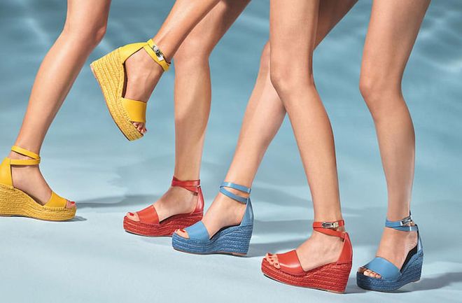 Sandals with wedge heel in calfskin and rope, with Kelly buckle. (Photo: Arnaud Lajeunie/Hermès)
