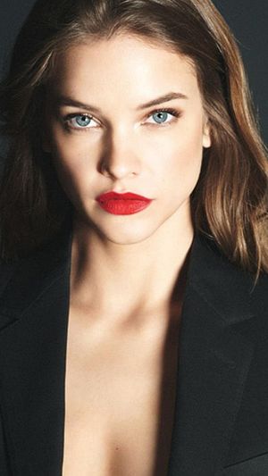 The Power Fabric Foundation Perfects Your Complexion and Stays On All Day - Barbara Palvin