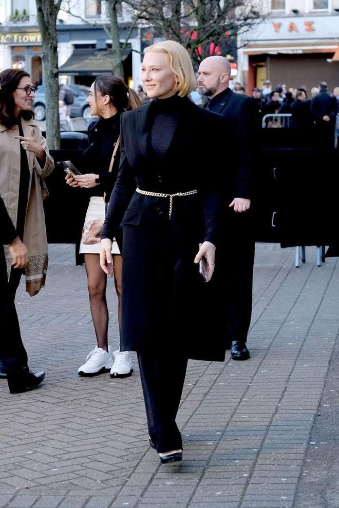 Cate Blanchett added shape to her black coat with a gold chain belt.

Photo: David M. Bennet / Getty