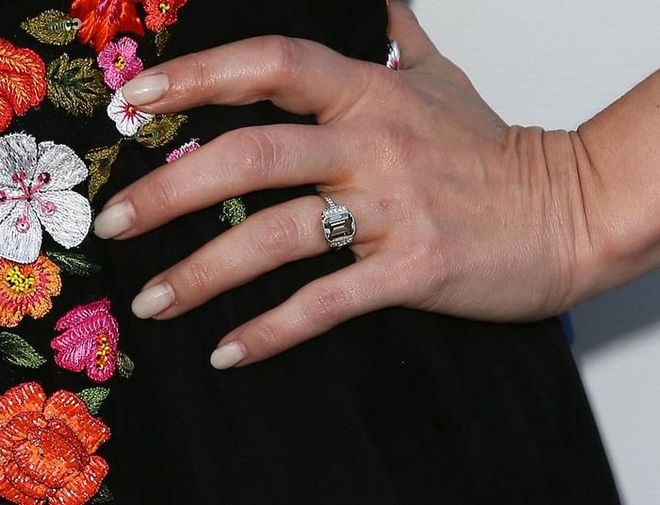Kristen Bell's 3-carat, $100,000 (£77,226) engagement ring is nothing short of perfect.