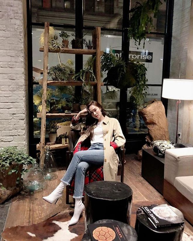 Jung invents a new hack for anyone who has a hard time finding an #OOTD in the snow: use the homeware store as your backdrop. She wears a khaki and plaid Burberry coat with Blanc and Eclare jeans.
Photo: Instagram
