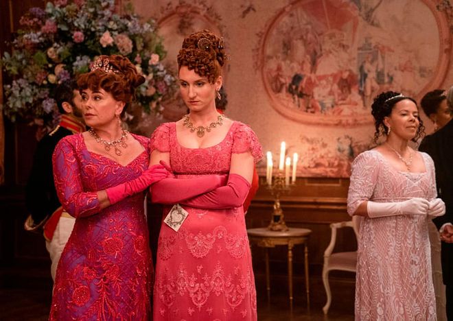 From left to right: Polly Walker as Lady Portia Featherington and Bessie Carter as Prudence Featherington. (Photo: Netflix)