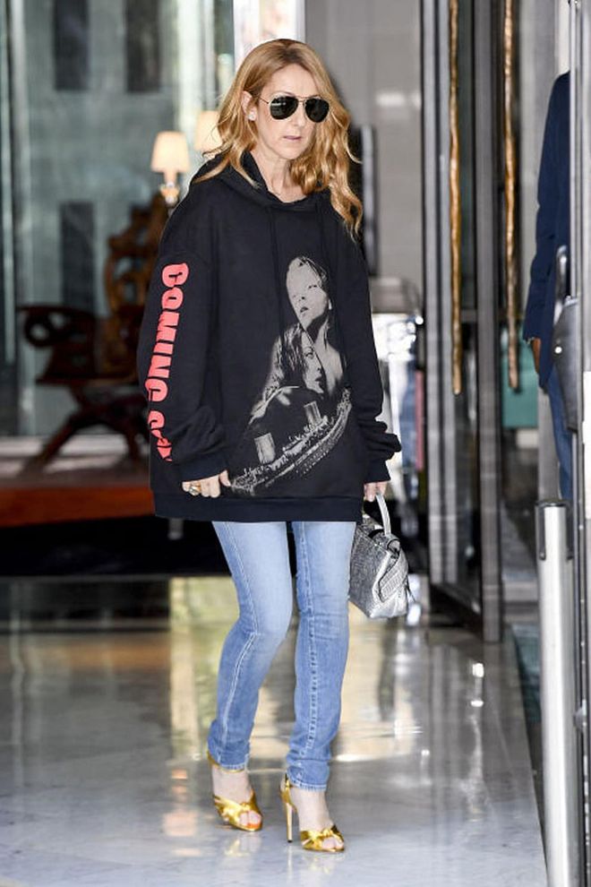 In a Vetements sweatshirt (fittingly emblazoned with a Titanic graphic), jeans and gold heels leaving the Royal Monceau hotel.
Photo: Splash