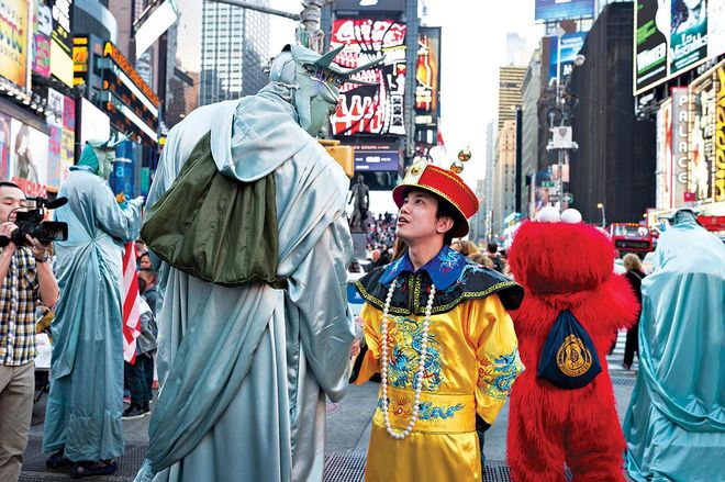 Hu took to the streets of New York to explore the legacy of the Chinese Imperial dynasty in the 21st century. Dressed as Emperor Qianlong, he attempted to reassess the collisions between East and West, high art and kitsch, and the ambiguity of identity. 