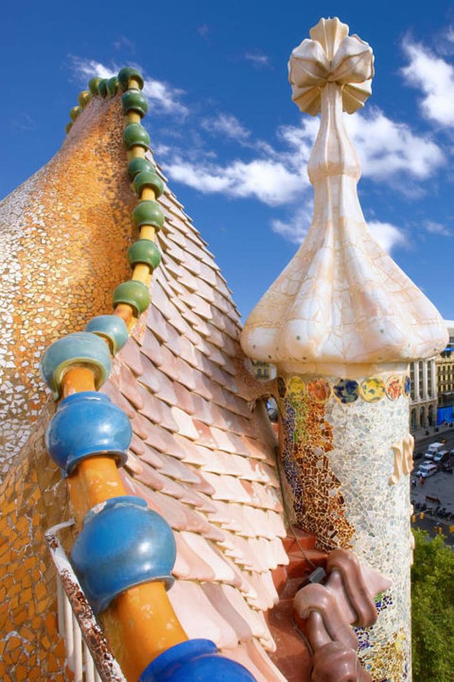 The colourful ceramic work on the roof is supposed to look like an animal's spine.