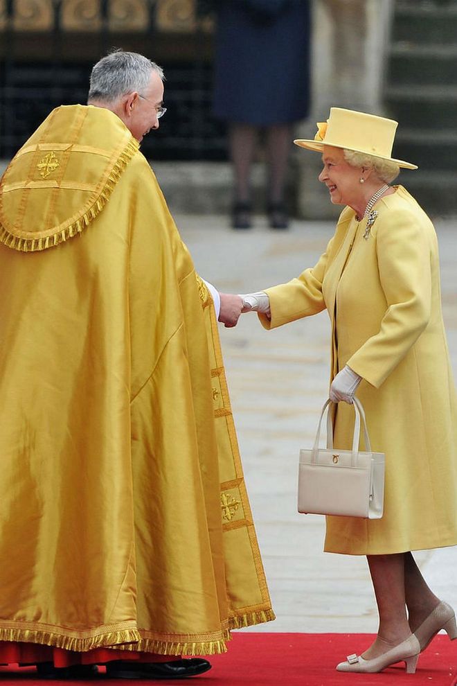 ‪Queen Elizabeth II greets The Right Dr. John Hall, Dean of Westminster‬.
Photo: Getty
