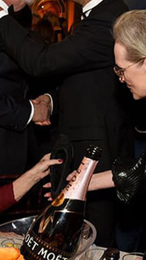 Meryl Streep helps Helen Mirren with her broken dress