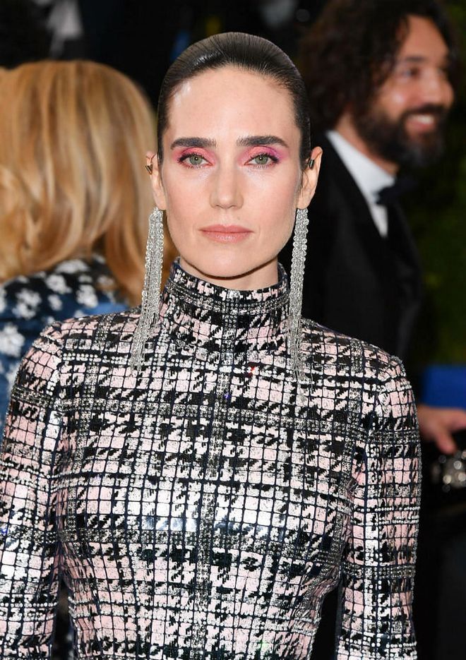Connelly keeps things simple, bringing attention to her eyes with metallic hot pink eye shadow to add an element of modern femininity to her beauty look (Photo: Getty)