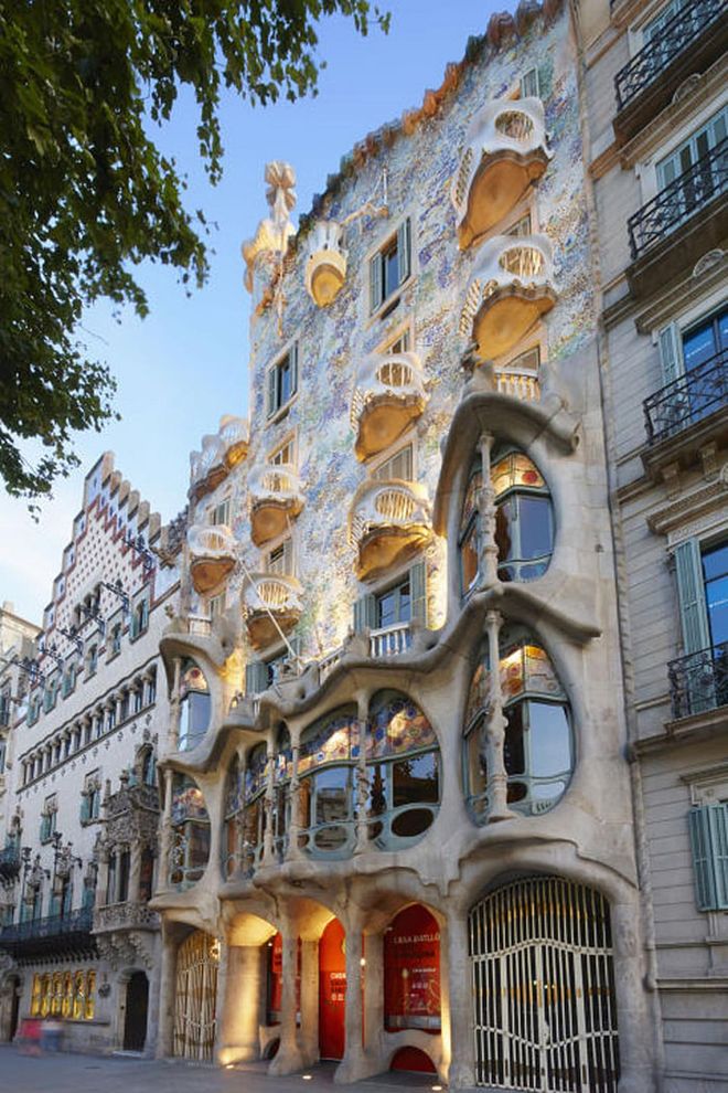 At the beginning of the 20th century, Gaudí redesigned the original facade of this building on Passeig de Gràcia with wavy walls covered in mosaics made out of colorful fragments of glass and ceramic.