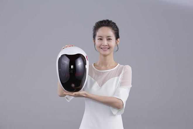 K-beauty lovers, you’re in for a treat. By Peapods will be retailing Singapore’s first “CF Magic Mask” (from $75 to $730) that will be exclusive to NomadX. For beauty junkies suffering from acne scars, redness and blemishes, this facial LED light therapy magic mask promises to solve those woes and reduce pain and inflammation by boosting your skin’s metabolism that helps in the regeneration of skin cells. Furthermore, their Spatulaworks natural skincare products are gentle to your skin as they contain zero traces of alcohol and synthetic surfactant. You don’t need to convince us further.