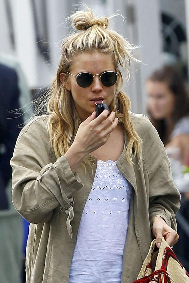 Sienna Miller goes for a messy half-loop with beachy surfer waves. Photo: Fame Fly Net