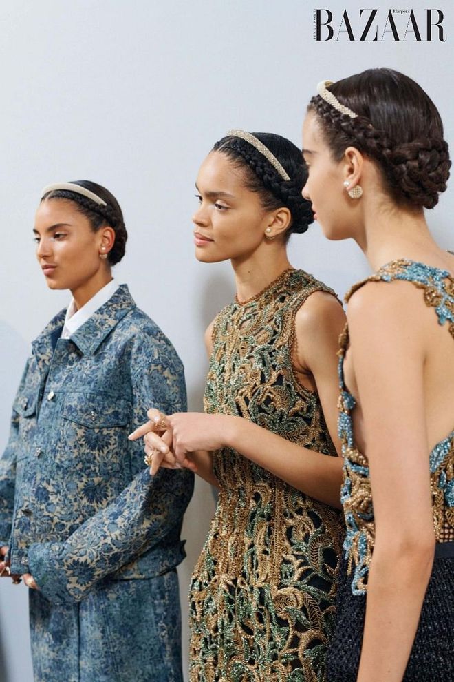  (LEFT) Stone-washed printed denim jacket; matching
skirt; cotton poplin blouse; gold-finished metal
and resin pearl D-Renaissance tiara; gold-finished
metal, resin pearl and crystal Dior Tribales earring;
(CENTRE) tulle dress; gold-finished metal and crystal
D-Renaissance tiara; gold-finished metal, resin pearl
and crystal Dior Tribales earring; gold-finished metal
and crystal D-Renaissance ring; gold-finished metal
and resin Jardin d’Hiver ring; (RIGHT) technical
raffia fishnet dress; gold-finished metal and crystal
D-Renaissance tiara; gold-finished metal,
resin pearl and crystal Dior Tribales earring, Dior
