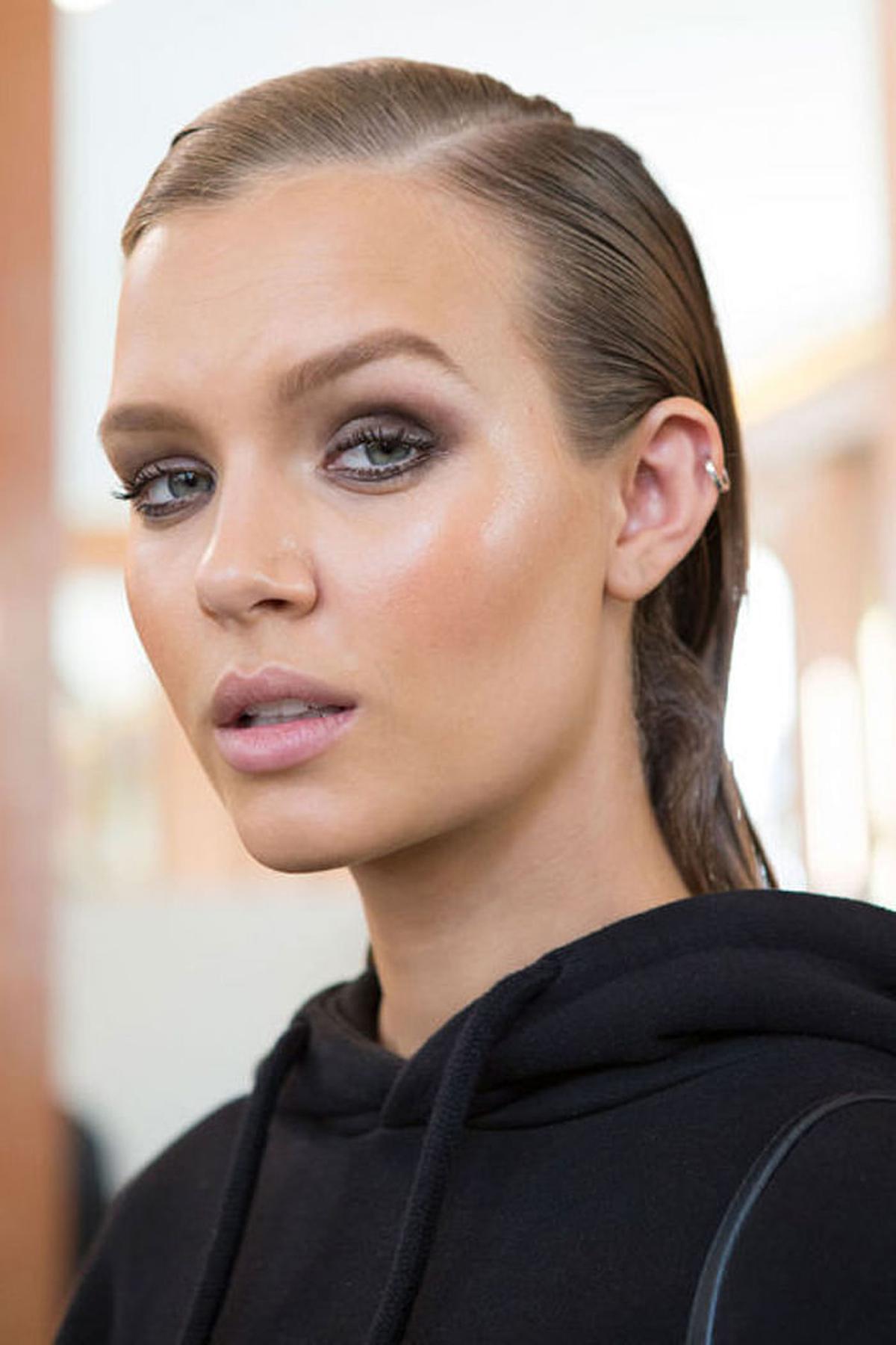 Valentino's Ballet Buns and Glowing Skin Are the Prettiest Fall 2016 Beauty  Trends