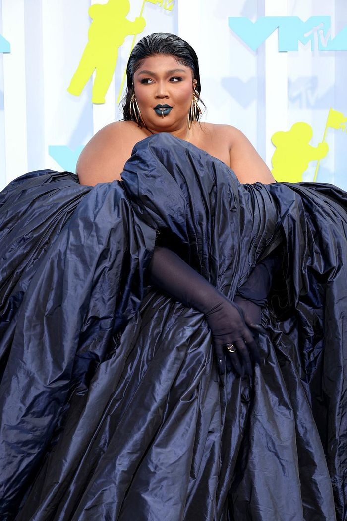 Lizzo Wears Black Ball Gown and Matching Lipstick at 2022 VMAs [PHOTOS]