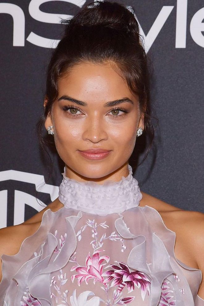 Sometimes the perfect beauty look is nothing more than glowing skin and a fuzzy topknot, as seen on model Shanina Shaik last night. 
