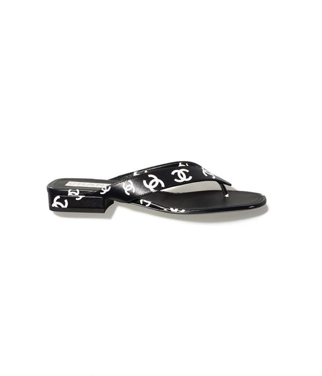 Black and white sandals in printed leather (Photo: Chanel)