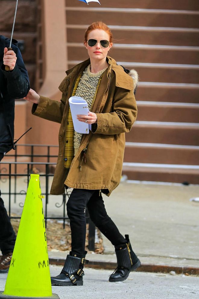 5°C and below: It may appear lightweight, but a military coat is THE heavy-duty outerwear you need to protect yourself from the incredible freeze. Furthermore, if it works for the ever-so-chic Kate Bosworth, it should work for you too. (Photo: Getty)