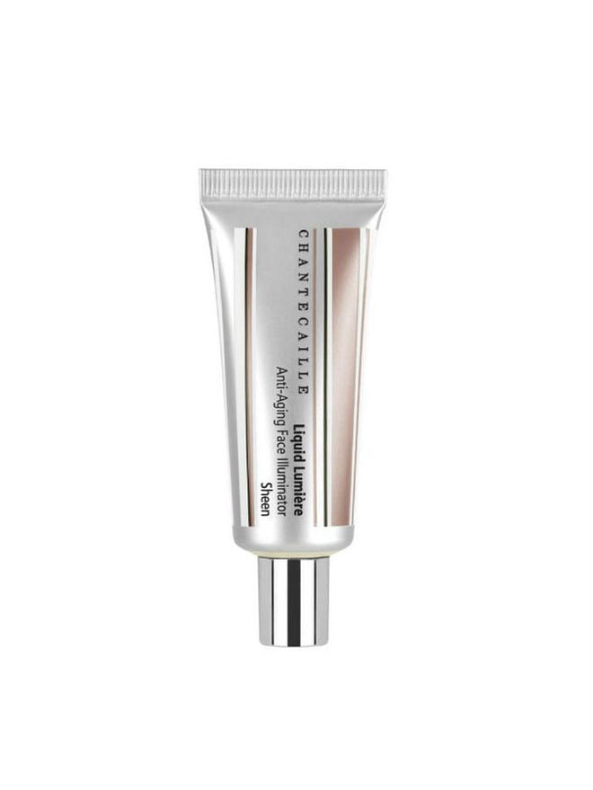 More than your regular highlighter, this velvety smooth fluid contains micro-sized, light-reflecting pigments to make your features pop. It also helps blur skin imperfections like lines and pores while imparting radiance to your complexion. Plus, it is also infused with conditioning ingredients to keep skin hydrated all day long.