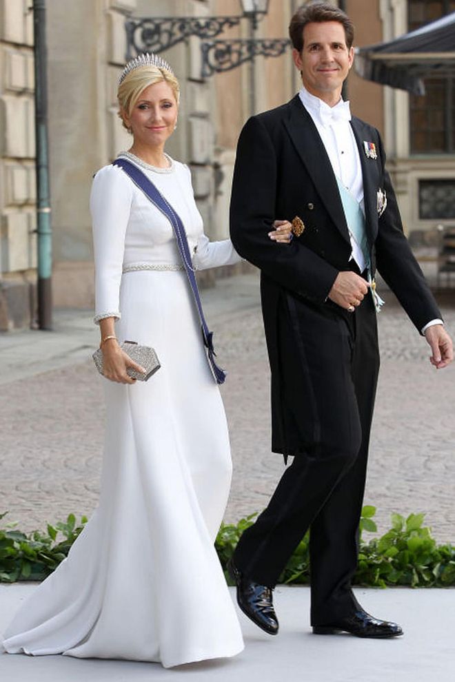 The couple lived in Greenwich, Connecticut and New York City before moving to London. Again, the Princess is wearing Valentino here–Mr. Valentino is a good friend of hers.