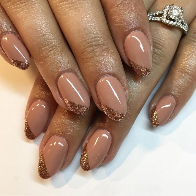 A wedding with rose gold accents deserves nails with the same. Photo: @superflynails