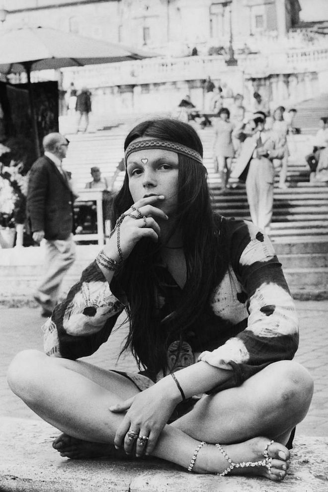 A young hippy wears tie-dye in the 60s
Photo: Getty