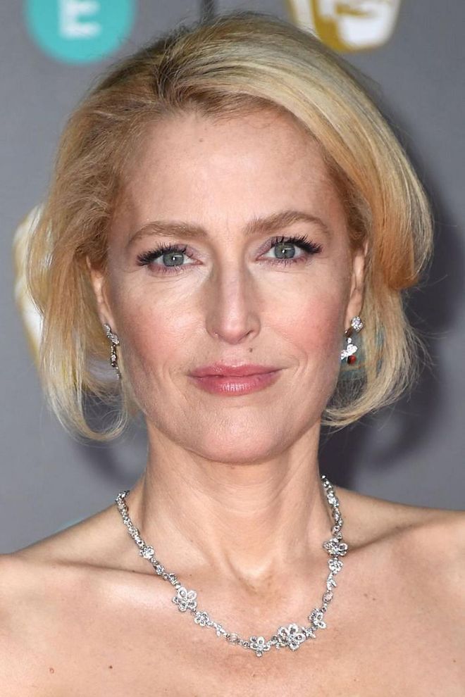 Gillian Anderson demonstrated that lengthened lashes are one of the prettiest ways to define your lashes, especially when teamed with a natural pink lip colour.

Photo: Getty