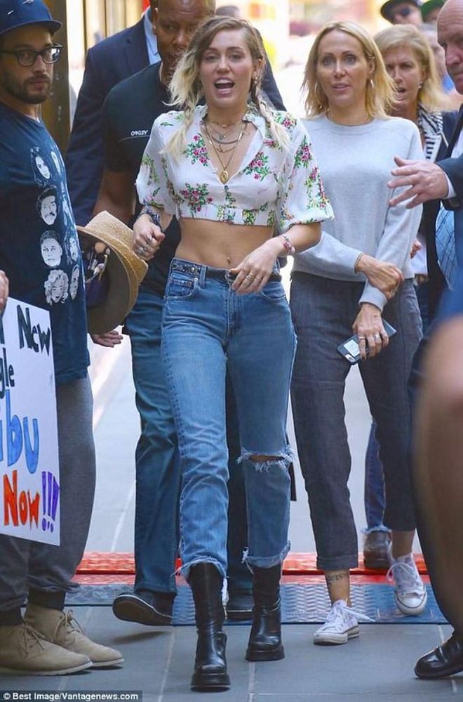 The pop star flashes her midriff while dressed in a flirty, floral Emilia Wickstead crop top, cropped Levi’s skinny jeans, and boots while out in New York City.

Photo: Courtesy