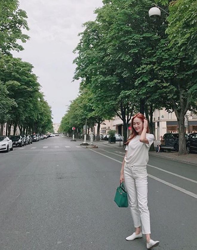 Almost repeating her outift from the Tod's event, Jung goes for a touch of casual Parisian chic with a greenery green Birkin. 
Photo: Instagram
