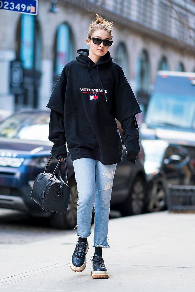 Gigi kept it casual with a pair of distressed light denim and an oversized Vetement X Tommy Hilfiger hoodie for some errands around New York. 