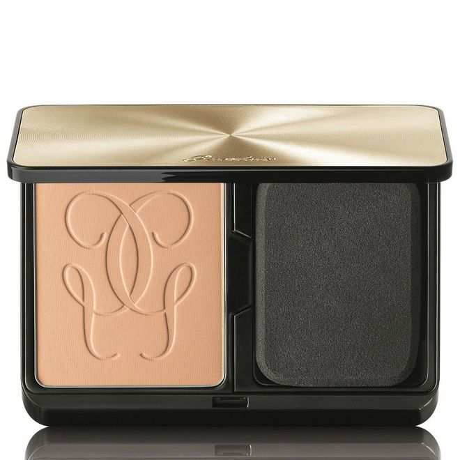 Inspired by sportswear innovations, this foundation contains highly elastic stretch micro-beads, which adhere closely to skin surface and follows each and every movement. This means that makeup becomes less prone to caking as it remains seamless on skin through sweat, humidity and sebum. In addition, it also contains porous silica, which forms a long-lasting veil in a soft matte effect. Best part, unlike many matte foundations that might be thick and heavy, this has a texture so light that you almost don’t feel like you have anything on. It also comes with a double-sided sponge, which deposits makeup beautifully on one side and refines skin texture and removes excess product on the other for a flawless finish.
