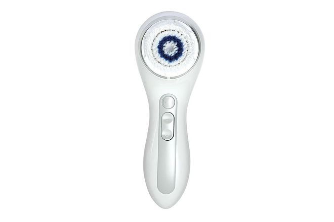 Suitable for all Clarisonic brush attachments, it also tracks usage and reminds users to replace brush head so you always get the most efficacious cleanse.