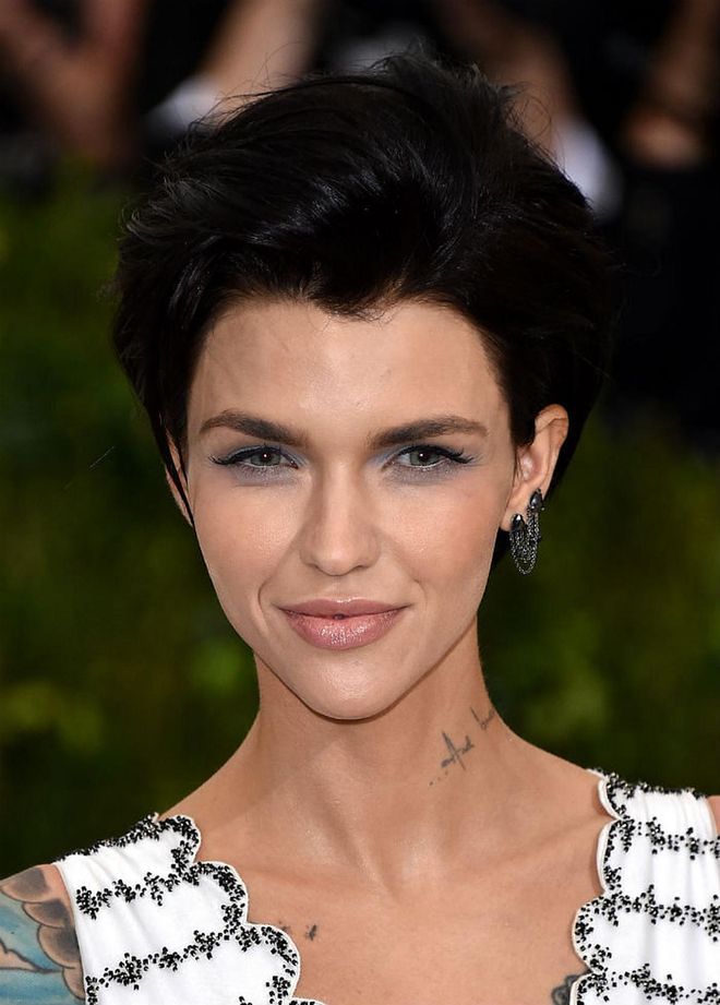 Rose's pewter-toned smokey eyes had a touch of sparkly glitter, giving the sexy look a glamorous spin (Photo: Getty)