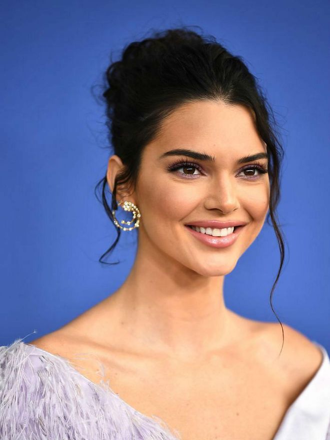 Glossy pink lipstick and romantically curled tendrils at the CFDA Fashion Awards in 2018. Photo: Getty 