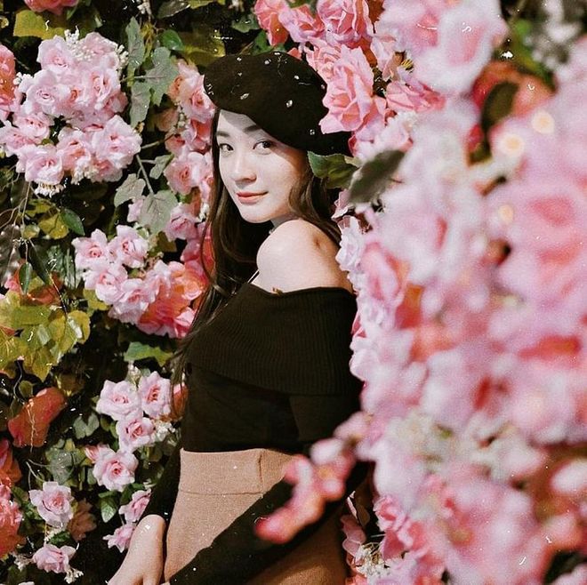 If you dig Jessica Jung’s wholesome and girlish vibe, you will be enchanted by Dextra’s feed. Packed with a lust for life, her posts feel like a photo album of all her travels, silly selfies, #ootds, cute shots of her equally hot boyfriend (actor Billy Davidson - no relation to Pete, mind you) and red hot makeup looks. Like her K-pop counterpart, is it hard to believe that she was once a pop star, too? If you wanna link up with her, just slide into her WhatsApp. 
