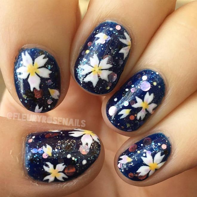 Warm up your hands with a rich, navy floral design.
@fleuryrosenails