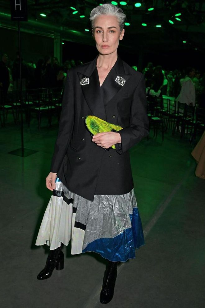 Erin O'Connor accessorised with a neon green clutch-bag.

Photo: David M. Bennet / Getty