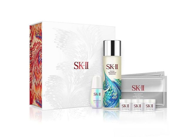Comprising of a full-sized limited edition Suminagashi-adorned Facial Treatment Essence and GenOptics Aura Essence, plus three pieces of its Whitening Source Derm Revival Mask and the Cellumination Deep Surge EX in travel-sizes, this will help fight spots and ensure translucent skin wherever I go. 