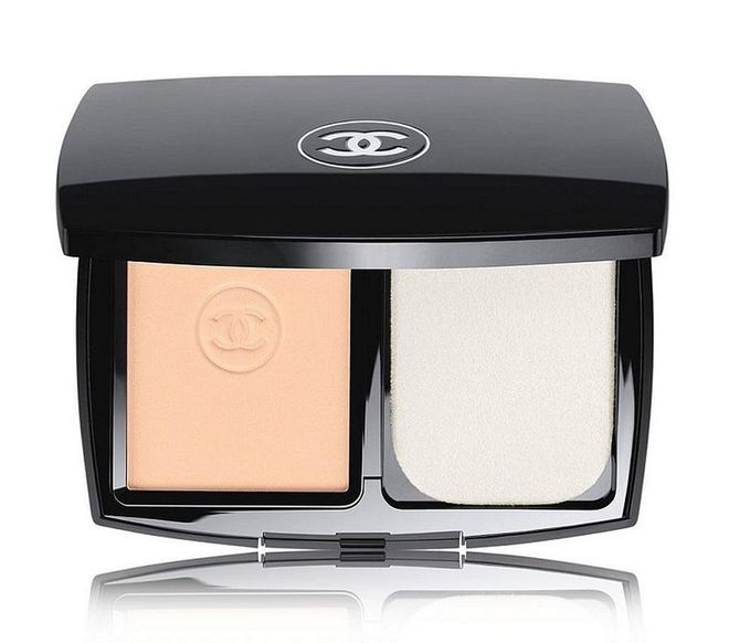 Formulated with absorbent powders, this mops up excess shine to ensure a velvety matte complexion from day till night.