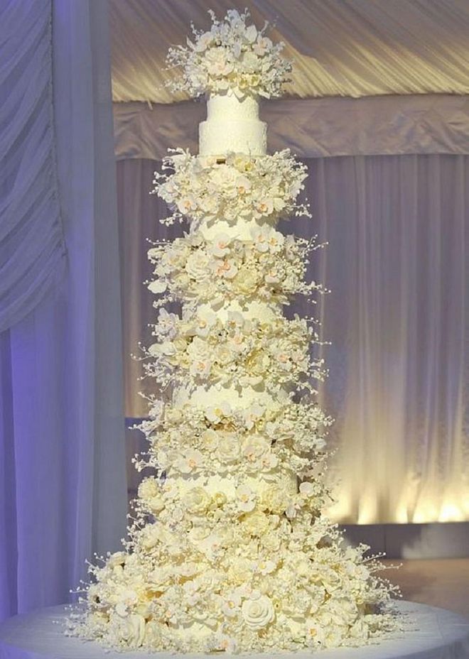 When Douglass and Zeta-Jones tied the knot back in 2000, they celebrated with an over-the-top, ten-tiered vanilla and buttercream cake, completely adorned in sugar flowers. Five-tiers just isn't thinking big enough. Photo: Pinterest